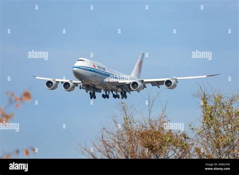 Cockpit new boeing 747 8 flight hi-res stock photography and images - Alamy