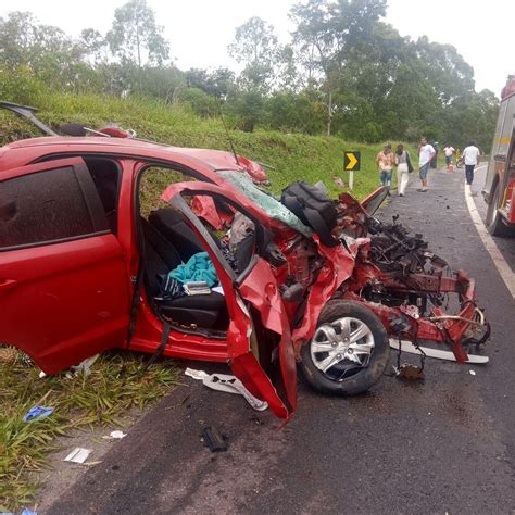 Jovem Fica Presa S Ferragens Ap S Colis O Frontal Entre Carro E