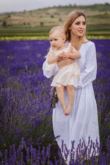 Una madre feliz abraza a su hija y sonríe mientras está de pie en un