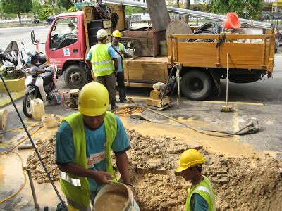 Paip Utama SYABAS Bocor Di Depan Blok P UG 1 UG 3 Badan Pengurusan