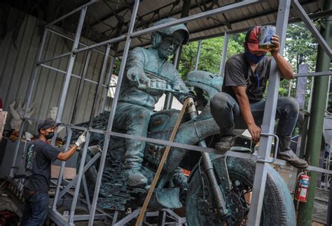 Patung Jokowi Naik Motor Siap Dipajang Di Sirkuit Mandalika