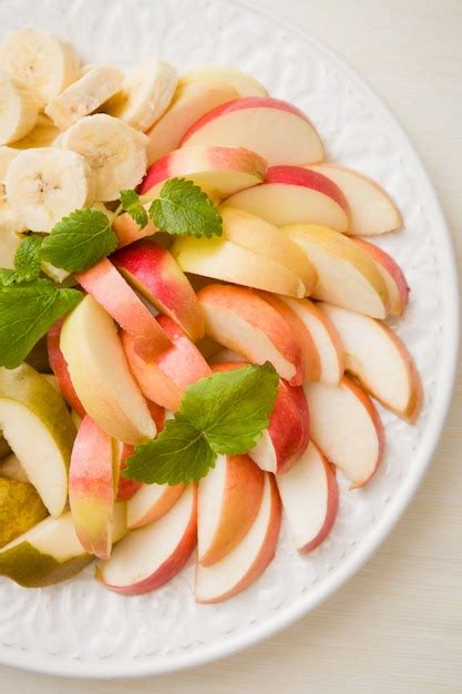 Vista Superior De Un Plato Grande Con Manzanas En Rodajas Y Hojas De