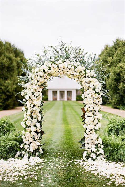 10 arches pour fleurir votre cérémonie de mariage en extérieur