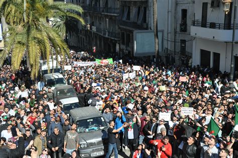 على خلفية الحراك الجزائري تعرف على دورة حياة الثورات والاحتجاجات