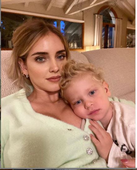 Chiara Ferragni Mostra Il Suo Pancino Fruttoso