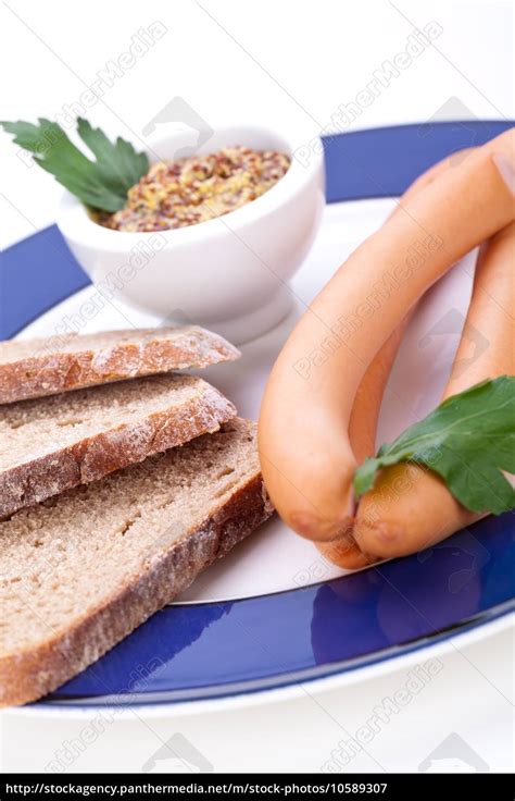 Ger Ucherte Wiener W Rstchen Mit Tomaten Garnitur Stockfoto