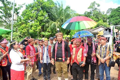 Ditandai Pemukulan Gong Sekda Ketapang Buka Gawai Nyapat Tahun Xiii