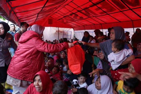 Mensos Serahkan Rp1 9 Miliar Untuk Pengungsi Banjir Aceh Tamiang