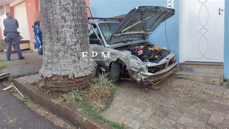 Motorista colide em três carros árvore e muro na Vila Nicácio em