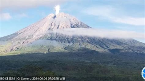 Gunung Semeru Erupsi Lontarkan Abu Vulkanik Setinggi Meter Masih