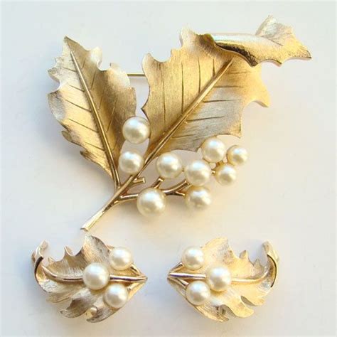 Vintage Crown Trifari Brooch Earrings Demi Set Gold Tone Faux Pearls