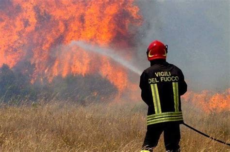 Grosso Incendio A Capodichino Vicino All Aeroporto Domato Dai Pompieri