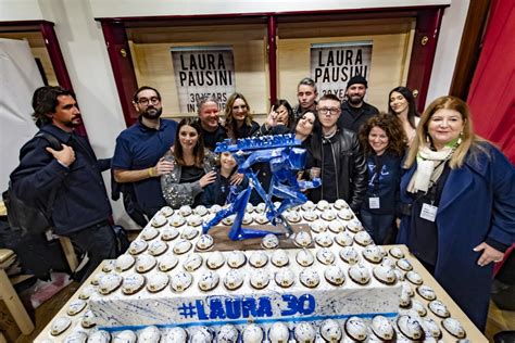 Laura Pausini Anni Di Carriera In Ore E Tre Concerti A New