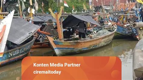 Cuaca Buruk Di Laut Nelayan Pantura Cirebon Menganggur Kumparan