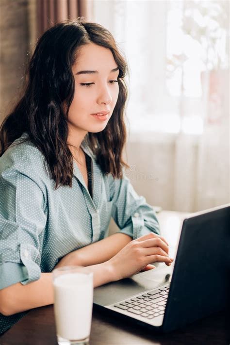 Mujer Joven Feliz Que Usa El Ordenador Port Til En Casa Foto De Archivo