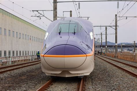 Sora Arakawa Arkw On Twitter Rt Tetsudoshimbun 山形新幹線の新型車両「e8系」の外観です。 先頭長は9m、空力解析により最適化された