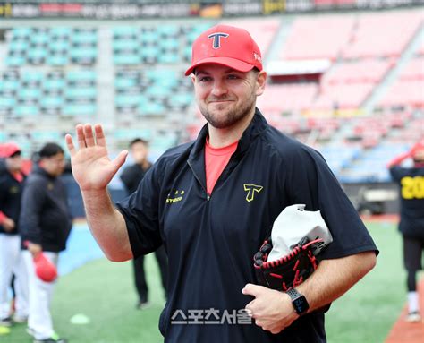 공식 Kia 윌 크로우 오른쪽 팔꿈치 내측 측부인대 부분손상엔트리 말소