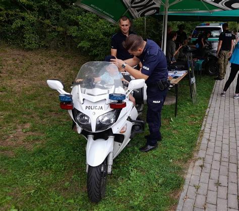 Policjanci promowali bezpieczeństwo podczas pikniku w Piwnicznej Zdroju