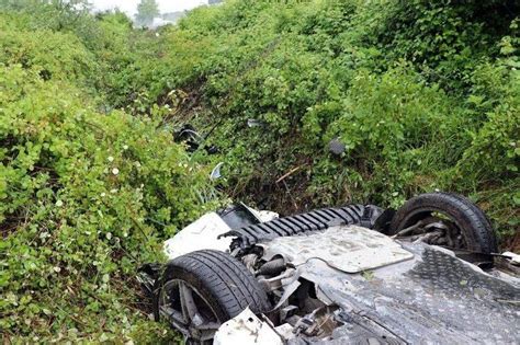 Otoyolda Şarampole Devrilerek Hurdaya Dönen Lüks Otomobilden Sağ