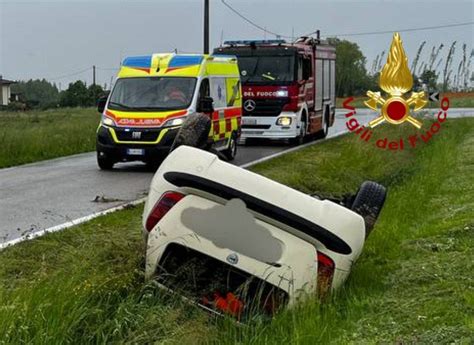 Incidente A Brugnera Sbanda Con Lauto E Finisce Nel Fossato Un