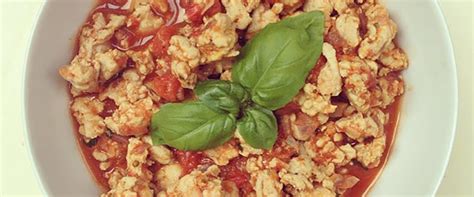 Sauce Tomate Au Poulet Bowl And Spoon