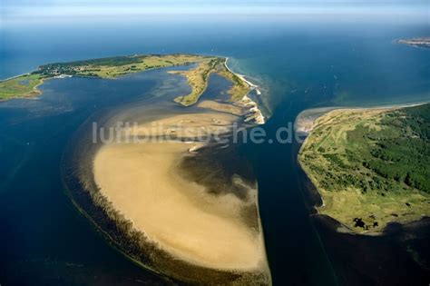 Insel Hiddensee aus der Vogelperspektive Wasseroberfläche mit Sandbank