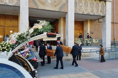 Multitudinario adiós entre lágrimas en el Paseo Zorrilla a Paloma e