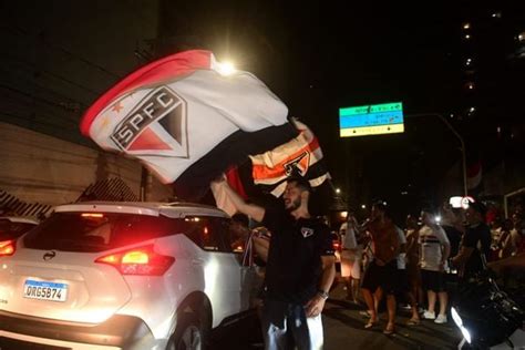 A Gazeta Torcida do São Paulo comemora título da Copa do Brasil na