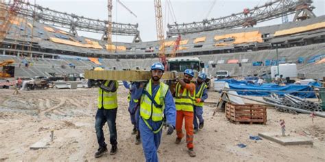 Qatar Plus De Ouvriers D C D S Sur Les Chantiers De La