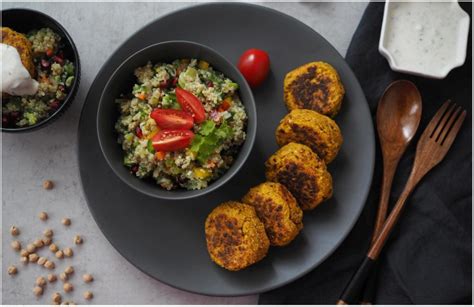 Falafel Mit Joghurt Minz Dressing Und Fruchtigem Quinoa Salat