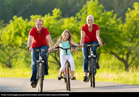 Familie F Hrt Fahrrad Im Sommer Lizenzfreies Foto