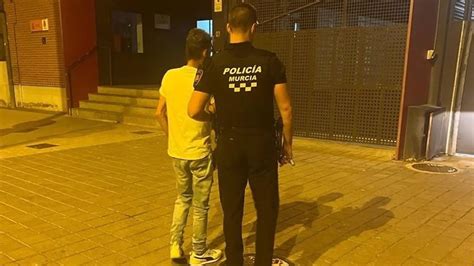 Detenido En Murcia Por Estar Dentro Del Coche Con Su Expareja Aunque