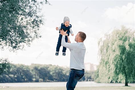 Fondo Amoroso Padre Jugando Con Su Hijo Al Aire Libre Hijo Alegr A