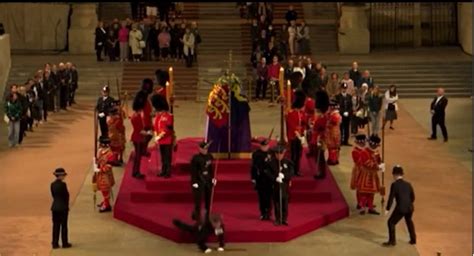 Vid O Mort D Elizabeth Ii Un Garde Charg De Veiller Sur Le Cercueil