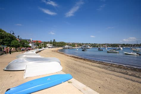 Tourist Beaches Tourists Visiting The Sea On Beach | PSD Free Download ...