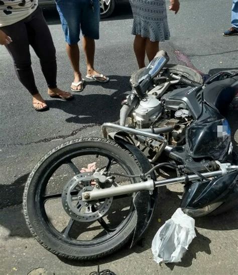 Acidente entre três motos e carro deixa um motoqueiro morto e dois