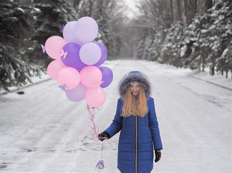 Muchacha En Bikini Posando Al Atardecer Mirando Hacia Atrás Cerca Del Lago Cerca De Arriba