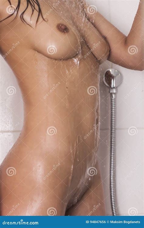 Femme Prenant La Douche Plein Corps Découvert Nu Méconnaissable Photo