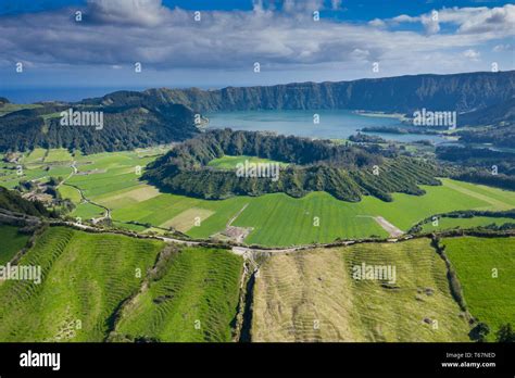 Vue A Rienne De Sete Cidades Au Lac Azul Sur L Le De Sao Miguel Aux