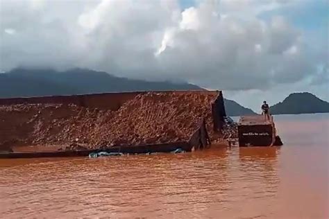 Kapal Tongkang Bermuatan Nikel Nyaris Terbalik Nikel Tumpah Ke Laut