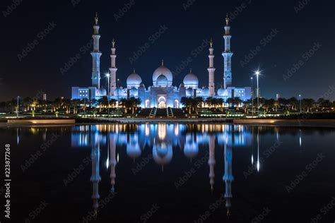 Grand Mosque in Abu Dhabi at night in the United Arab Emirates (UAE) in ...