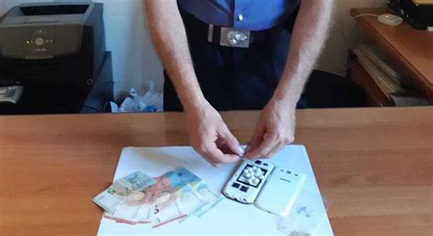 Roma Nascondeva Eroina Nello Smartphone Arrestato Pusher Enne Sulla