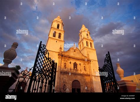 La Catedral De La Inmaculada Concepción En El Parque Principal De La