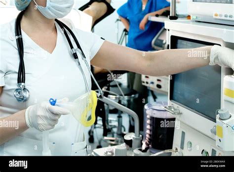 Un M Dico De Cuidados Intensivos Prepara El Equipo Para La Ventilaci N