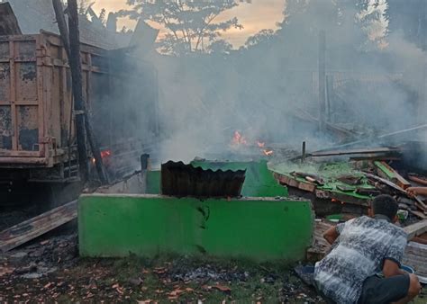 Mobil Angkutan Minyak Ilegal Terguling Dan Terbakar Hebat Rumah