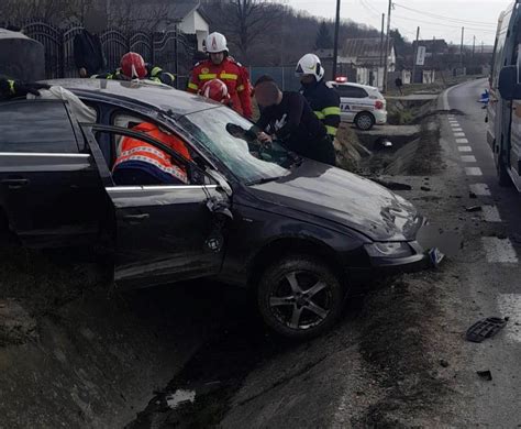 Un tânăr a ajuns la spital după ce s a răsturnat cu maşina pe DN 7 în