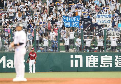 ＜西・楽＞4回無死一塁、栗山の勝ち越し二塁打に沸くレフトスタンド ― スポニチ Sponichi Annex 野球