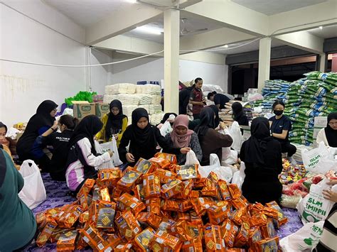 Penuntut Perkasa Johor Upm Agih Bantuan Kepada Mangsa Banjir