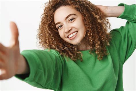 Retrato De Una Hermosa Chica Rizada Sonriendo Posando Para La Foto