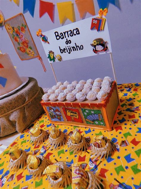 A Table Topped With Lots Of Cupcakes Next To A Sign That Says Barraca